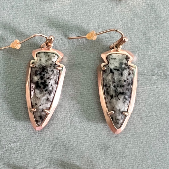 Multiple Pieces of Kendra Scott Jewelry - Picture 11 of 16